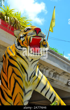 Ein Tiger Statue am Eingang von Wat Tham Sua Kanchanaburi Thailand Stockfoto