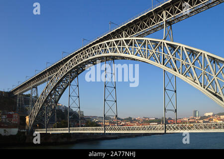 PORTO, PORTUGAL - 1 September: Porto ist die zweitgrößte Stadt in Portugal nach Lissabon. Brücke über den Fluss Douro in Porto am 1. September 2016, Po Stockfoto