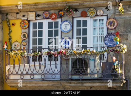 PORTO, PORTUGAL - 1 September: Porto ist die zweitgrößte Stadt in Portugal nach Lissabon. Blick auf die Straße mit der Fassade des Haus dekoriert mit Balco Stockfoto