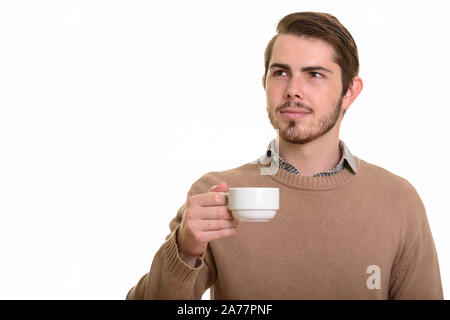 Porträt der jungen gut aussehenden bärtigen Mann trinkt Kaffee Stockfoto