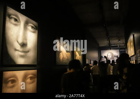 Sao Paulo, Okt. 30. 1 Mär, 2020. Menschen nehmen an der Presse Vorschau auf die Ausstellung "Leonardo da Vinci - 500 Jahre ein Genius an MIS Erfahrung in Sao Paulo, Brasilien, Okt. 30, 2019. Die Ausstellung ist eine immersive Erlebnis durch die 18 thematischen Bereichen vorgestellt und ist für die Öffentlichkeit vom 2. bis 1. März 2020. Credit: Rahel Patrasso/Xinhua/Alamy leben Nachrichten Stockfoto