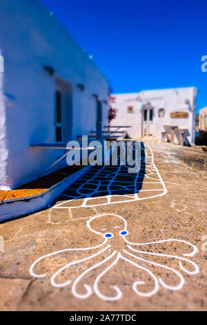 Straße in der Nähe des Hafens. Naoussa Dorf. Die Insel Paros. Kykladen Inseln. Griechenland. Stockfoto