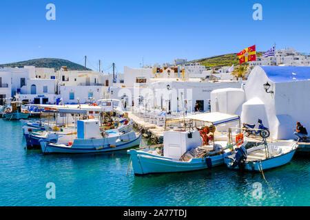 Fishboats am Hafen. Naoussa Dorf. Die Insel Paros. Kykladen Inseln. Griechenland. Stockfoto