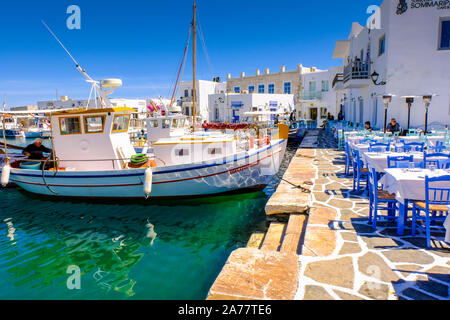 Fishboat und Restaurant Tabellen auf den Hafen. Naoussa Dorf. Die Insel Paros. Kykladen Inseln. Griechenland. Stockfoto