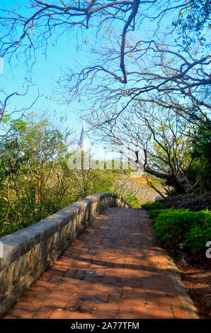 Der Gehweg auf der Spitze des Hügels an der Phra Nakhon Historical Park Stockfoto