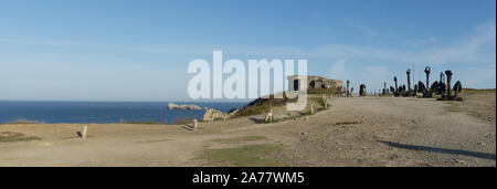 Camaret-sur-Mer, Finistere/Frankreich - 23. August 2019: Bunker und das Sandmännchen Anker Denkmal des Zweiten Weltkrieges Atlantik Schlacht an der Pointe de Spitze Penhir in Britta Stockfoto