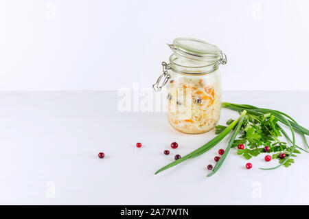 Sauerkraut in Glas Marmeladenglas. Hausgemachten Sauerkraut mit Karotte. Fermentierter Lebensmittel. Konserven. Kopieren Sie Platz. Stockfoto