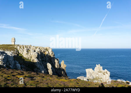 Camaret-sur-Mer, Finistere/Frankreich - 23. August 2019: Der zweite Weltkrieg Denkmal auf dem Pointe de Spitze Penhir in der Bretagne Stockfoto