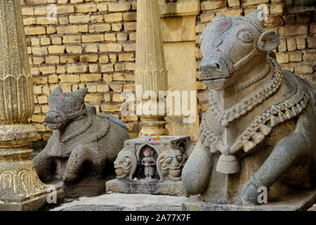 22.09.2012: Ambad, Maharashtra, Indien, Südostasien - Statue von Nandi Bullen außerhalb Shiva Tempel, Tempel, Khandoba Ambad, Stockfoto