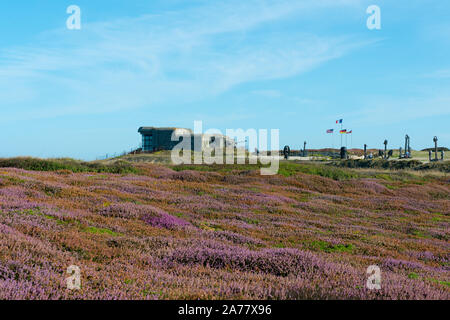 Camaret-sur-Mer, Finistere/Frankreich - 23. August 2019: Bunker und das Sandmännchen Anker Denkmal des Zweiten Weltkrieges Atlantik Schlacht an der Pointe de Spitze Penhir in Britta Stockfoto