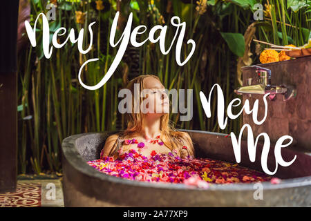 Neues Jahr, neue mich Konzept attraktive junge Frau in Badewanne mit Blüten von tropischen Blumen und Aromaölen. Spa-Behandlungen zur Hautverjüngung. Verführerische Stockfoto