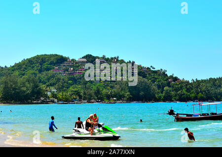 Touristische in der Andaman See auf einem Jet-ski am Strand Bangtao Phuket Thailand Asien Stockfoto