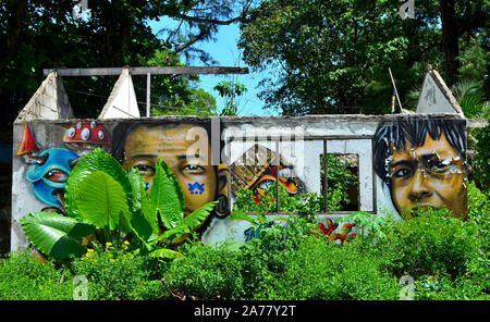 Kunst arbeiten an und alten Gefallen weggeworfen Haus im Gebüsch in der Nähe des Strand Bangtao Phuket Thailand Asien lackiert Stockfoto