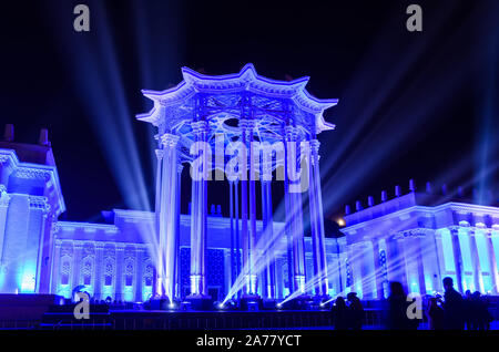 Moskau, Russland - Oktober 12, 2014: Pavillon Kultur für Festival Kreis Aufleuchten des Lichtes auf dem Messegelände bei Nacht, Moskau Stockfoto