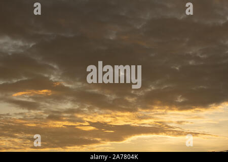 Mit der Farbe orange leuchtende Wolken bei Sonnenuntergang Stockfoto