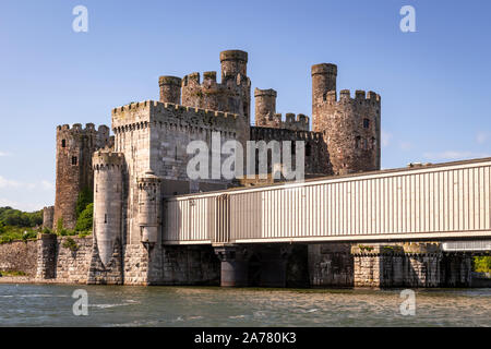 Conway Castle und Eisenbahnbrücke aus dem Conwy Estuary, North Wales Stockfoto