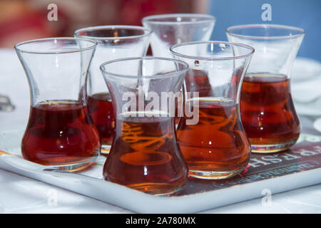 Tee in einem armudu Glas. armudu Tee auf Fach. Kaffee in einem Glas Birnen im Pod. Stockfoto