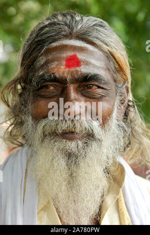 Beed, Maharashtra, Indien, Südostasien - Portrait von weissen Bart indischen Priester, Sadhu oder Baba an Beed - Stadt Stockfoto