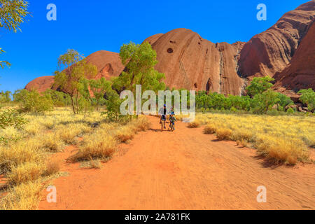 Uluru, Northern Territory, Australien - 24. Aug 2019: Familienbesuch Ayers Rock mit Outback Radtour entlang Uluru Base Walk in Uluru-Kata Tjuta Stockfoto