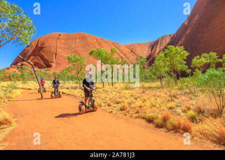 Uluru, Northern Territory, Australien - 24.August 2019: die Menschen besuchen Ayers Rock mit Uluru Segway Touren entlang Uluru Base Walk in Sand weg der Uluru-Kata Stockfoto