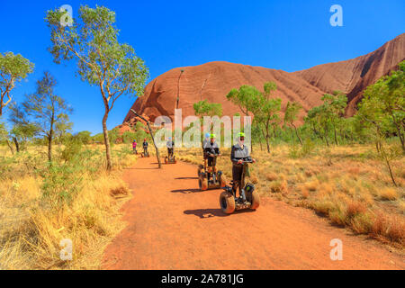 Uluru, Northern Territory, Australien - 24.August 2019: die Menschen besuchen Ayers Rock mit Uluru Segway Touren entlang Uluru Base Walk in Sand weg der Uluru-Kata Stockfoto