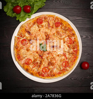 Sortierte Pizza in Stücke auf einem dunklen Hintergrund, in Scheiben geschnitten Stockfoto