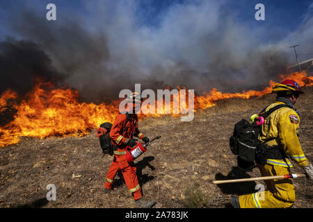 März 15, 2019, Simi Valley, Kalifornien, USA: Feuerwehr ein Verhalten kontrolliert verbrennen, wie Sie die leicht Feuer in der Nähe der Ronald Reagan Presidential Library in Simi Valley, Kalifornien kämpfen. Die Brandausbreitung schnell aufgrund der starken Santa Ana Winde mit Böen von bis zu 70 mph in einigen Bereichen. Der National Weather Service gab eine seltene extreme red flag Warnung auf den Großraum Los Angeles. Das Feuer aufgefordert, verbindliche Evakuierungen. (Bild: © RONEN Tivony/SOPA Bilder über ZUMA Draht) Stockfoto