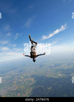 Dieses Skydiver ist Fliegen im Kopf unten Frosch position und er hat viel Spaß in den blauen Himmel mit einer Geschwindigkeit von über 250 km/h. Bald wird er seinen Fallschirm geöffnet. Stockfoto