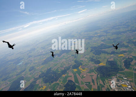 Diese skydiving Team fliegt Kopf unten und versuchen Sie, eine Sternentstehung zu errichten. Sieht so aus, es ist nicht so einfach, wie Sie exprected Griffe zusammen zu halten. Stockfoto