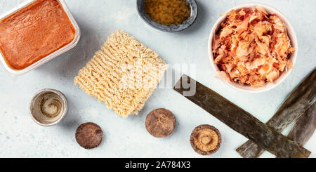 Ein Panorama der ramen Zutaten. Getrocknete meer Gemüse Kelp, Soba-Nudeln, Miso einfügen, Sake, mirin, Shiitake-Pilze, geschossen von oben, flach Stockfoto