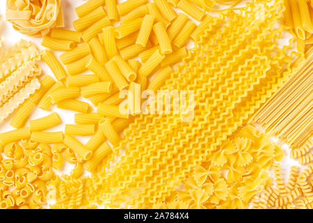 Italienische Pasta Textur, flach Banner, geschossen von oben auf einem weißen Hintergrund. Fusilli, Farfalle, Makkaroni, Spaghetti und viele andere Arten Stockfoto