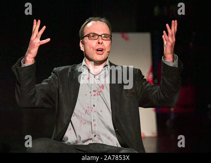 Berlin, Deutschland. 30 Okt, 2019. Christoph Keune wie Henry ist auf der Bühne bei der Premiere des Musicals "Zombie Berlin" im BKA-Theater. Foto: Jens Kalaene/dpa-Zentralbild/ZB/dpa/Alamy leben Nachrichten Stockfoto