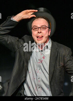 Berlin, Deutschland. 30 Okt, 2019. Christoph Keune wie Henry ist auf der Bühne bei der Premiere des Musicals "Zombie Berlin" im BKA-Theater. Foto: Jens Kalaene/dpa-Zentralbild/ZB/dpa/Alamy leben Nachrichten Stockfoto