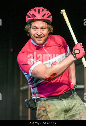 Berlin, Deutschland. 30 Okt, 2019. Thilo Prothmann wie Tristan ist auf der Bühne bei der Premiere des Musicals "Zombie Berlin" im BKA-Theater. Foto: Jens Kalaene/dpa-Zentralbild/ZB/dpa/Alamy leben Nachrichten Stockfoto