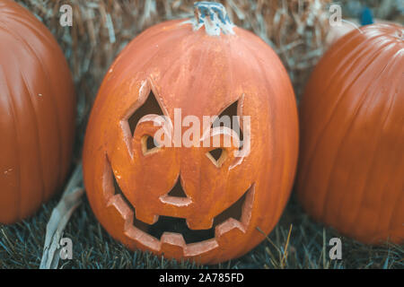 Halloween Kürbis Dekorationen im Freien vor dem Haus Hof, Halloween Tradition Konzept. Stockfoto