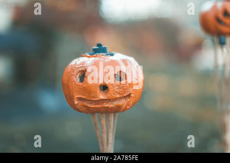 Halloween Kürbis Dekorationen im Freien vor dem Haus Hof, Halloween Tradition Konzept. Stockfoto