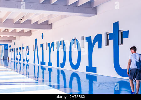 Triest, Italien - 09-15-2019: Eingang der Flughafen Triest mit den Abflug-gates, Sicherheitskontrolle, Geschäfte und der Gepäckausgabe. Stockfoto