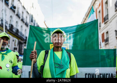 Ein alter Mann an der Spitze des März während der Demonstration. Tausende von Menschen versammelten sich in Puerta del Sol gegen Prekarität und niedrigen Renten für ältere Menschen zu protestieren. Märsche aus Bilbao (Nordspanien) und Rota (Südspanien) trafen sich in der Hauptstadt des Landes vor dem spanischen Parlament zu protestieren. Stockfoto