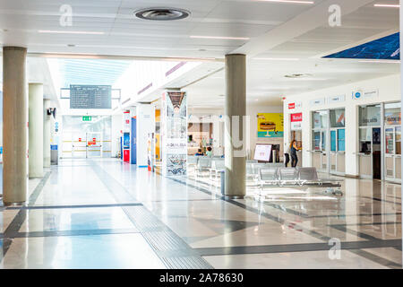 Triest, Italien - 09-15-2019: Eingang der Flughafen Triest mit den Abflug-gates, Sicherheitskontrolle, Geschäfte und der Gepäckausgabe. Stockfoto