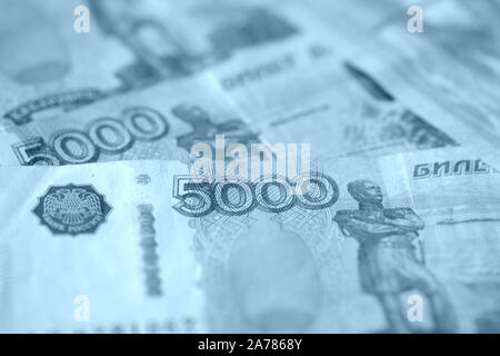 Russische Banknoten von fünf Tausend Rubel. Geld Hintergrund blau getönt Stockfoto