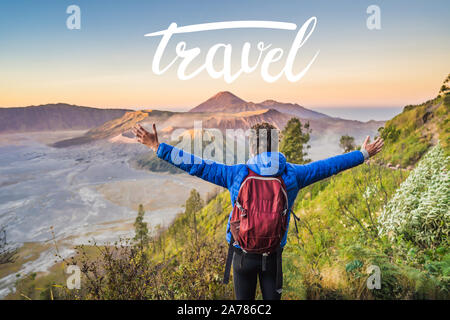 Reisen mehr Konzept junger Mann trifft auf den Sonnenaufgang am Bromo Tengger Semeru National Park auf der Insel Java, Indonesien. Er genießt einen herrlichen Blick auf Stockfoto