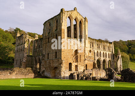 Die atemberaubende Rievaulx Abbey in der Nähe von Helmsley, Yorkshire. Im Yorkshire Dales National Park Stockfoto