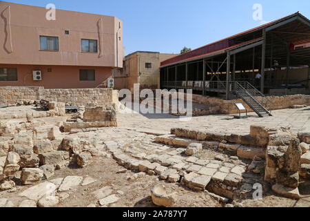 Gepflasterter Eingang und Martinskirche, Burnt Palace Archaeological Park, Al Hussein bin Ali Street, Madaba, Madaba Governorat, Jordanien, Naher Osten Stockfoto