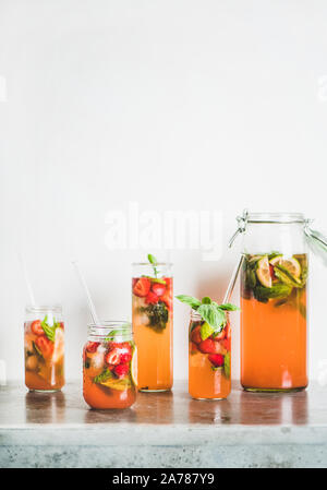 Kalte erfrischenden alkoholfreien Getränk. Hausgemachte frische Erdbeeren und Basilikum Limonade Stockfoto