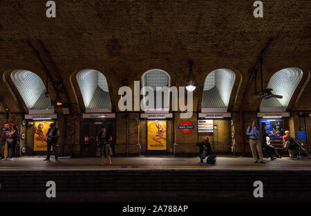 Plattform der historischen U-Bahnhof Baker Street in London, England, Großbritannien Stockfoto