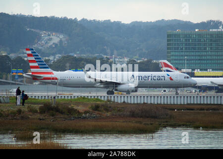 SAN FRANCISCO, California, United States - Jun 27, 2018: Ein Flugzeug der American Airlines am Flughafen San Francisco besteuern. Stockfoto