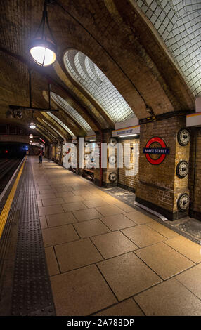 Plattform der historischen U-Bahnhof Baker Street in London, England, Großbritannien Stockfoto