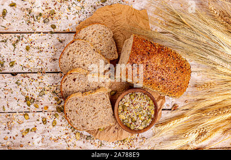 Blick von oben auf die Brot mit verschiedenen Samen, Kürbis, Mohn, Flachs, Sonnenblume, Sesam Stockfoto