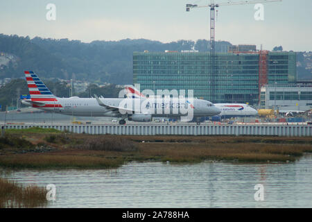 SAN FRANCISCO, California, United States - Jun 27, 2018: Ein Flugzeug der American Airlines am Flughafen San Francisco besteuern. Stockfoto