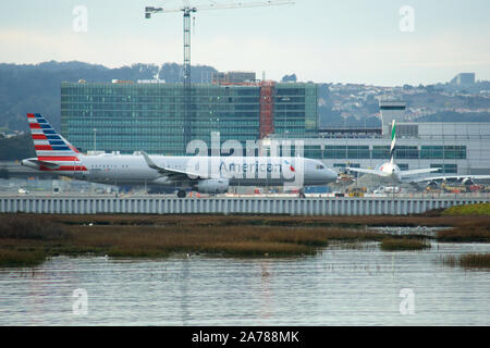 SAN FRANCISCO, California, United States - Jun 27, 2018: Ein Flugzeug der American Airlines am Flughafen San Francisco besteuern. Stockfoto